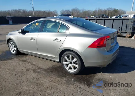 2016 Volvo S60 T5 Drive-E Premier z USA, uszkodzony, nr VIN YV126MFK2G2400562